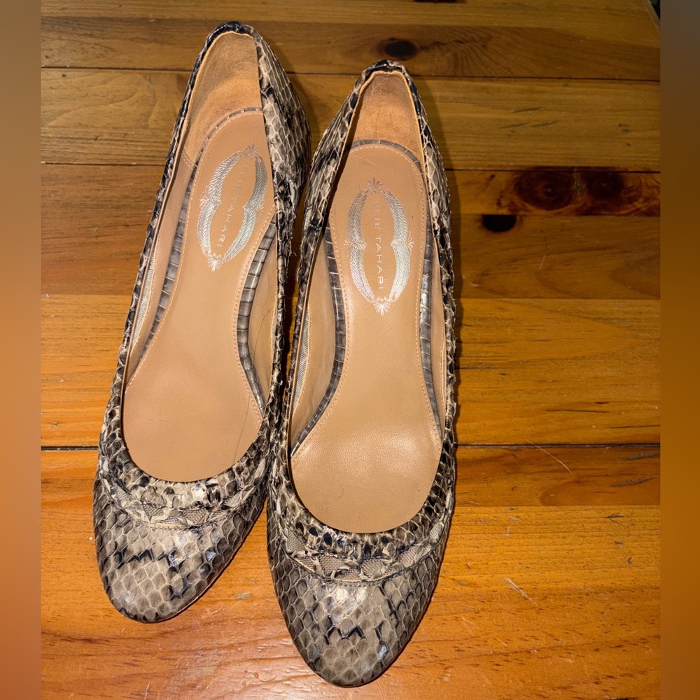 Elie Tahari Gray and Black Snakeskin Heels with Sophisticated Design Size 39